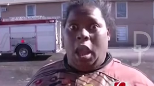 El primer viral de 2016 es una bizarra entrevista a una mujer tras incendiarse su casa