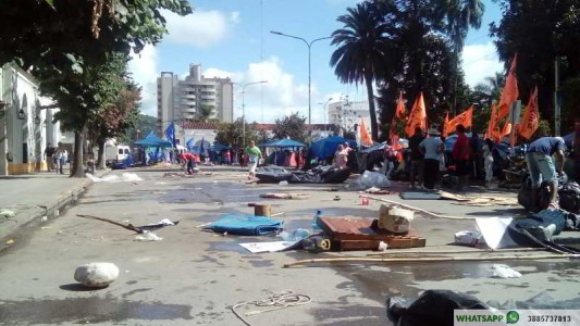 Jujuy: La Tupac Amaru accedió a liberar adyacencias de la Plaza pero sigue en el espacio público