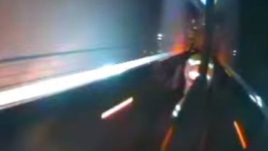 Un chofer de autobús, a milímetros de ser arrollado por un camión