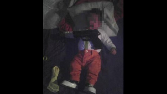 Una foto en Facebook de un bebé con un arma en el pecho generó debate en Uruguay