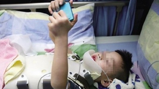 Cayó de un piso 18 y lo primero que pidió después de sobrevivir fue su celular