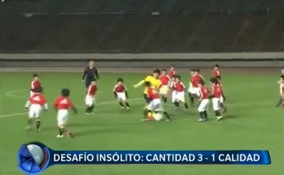 Desafío japonés: un futbolista profesional enfrenta a 30 niños