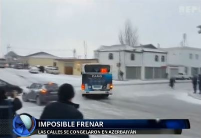 Imposible frenar: vehículos que derrapan sobre calles de hielo