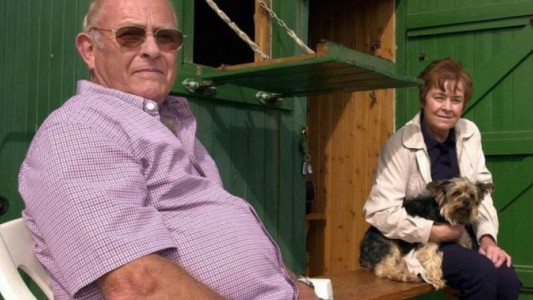 La historia de la mujer que se dejó morir al lado del cadáver de su marido