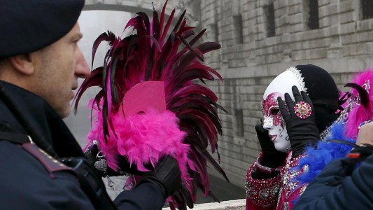 Policía veneciana obliga a sacarse las máscaras a quienes concurren al Carnaval por temor a posibles atentados