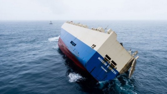 Impresionante rescate de un buque de carga a la deriva