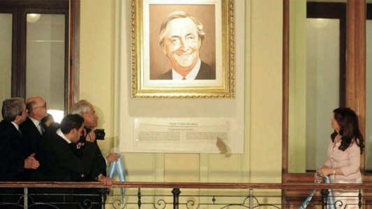 El Gobierno ordenó descolgar los cuadros de Néstor Kirchner y Hugo Chávez
