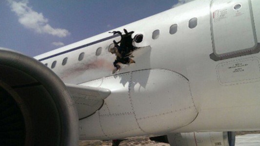 Un avión aterrizó de emergencia con un agujero a un costado