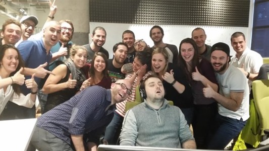 Se quedó dormido en el trabajo, la foto se volvió viral y aparecieron los memes