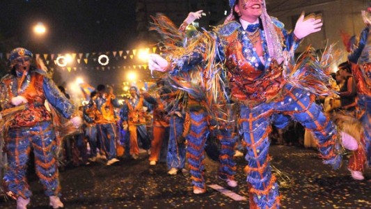 Estallaron los carnavales con fuerte colorido murguero y corsos populares
