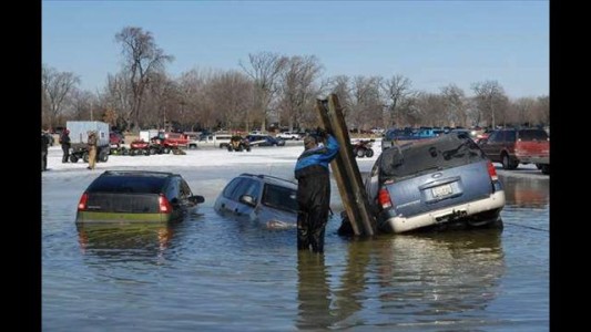 Impactantes imágenes de 12 autos hundidos en un lago helado