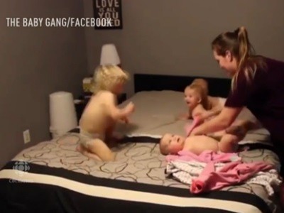 #EsViral Un supermamá cambia a sus cuatro bebés simultáneamente