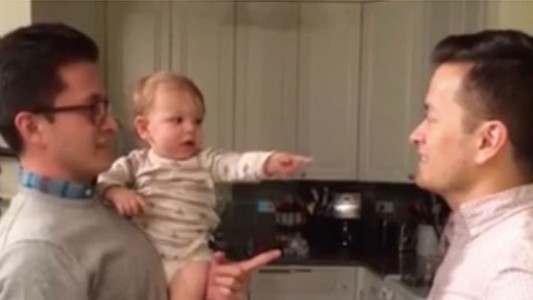 El video viral del bebé que confunde a su papá con su hermano gemelo
