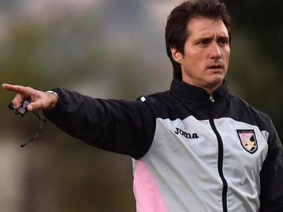 El mellizo Guillermo Barros Schelotto duró un mes como técnico del Palermo