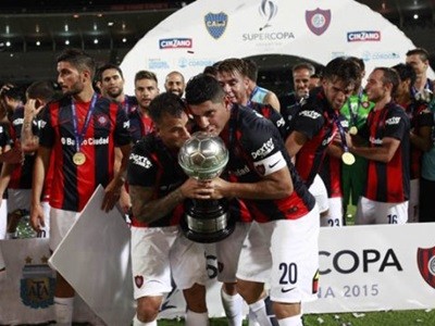 San Lorenzo se aprovechó de Boca, lo goleó 4 a 0 y se quedó con la Supercopa