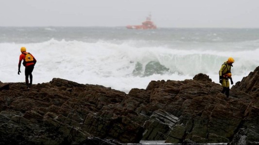 Una ola arrastró mar adentro a un bebé en una playa española