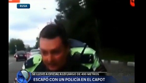 Video: se escapó con un policía en el capot