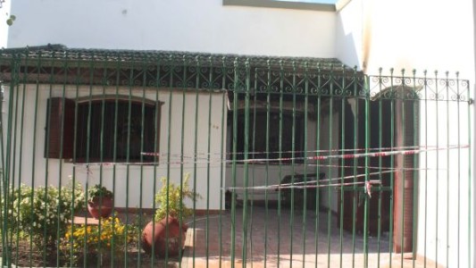 Mataron a una mujer de 40 puñaladas y quemaron parte de la casa