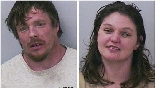 Una pareja deja que conduzca su hija de nueve años porque estaban borrachos