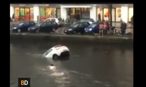 Dramático rescate en Holanda: cayó a un canal con el auto