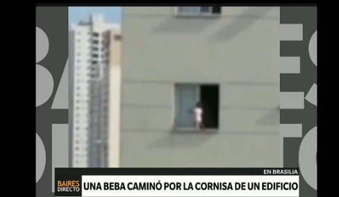 Video: una beba caminó por la cornisa