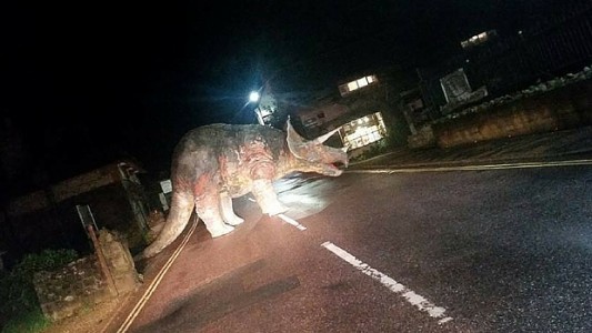 Apareció un dinosaurio en medio de una ruta