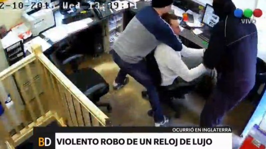 Londres : casi estrangulan a un hombre por robarle su reloj