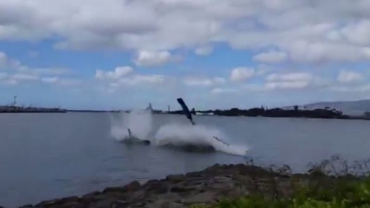 Video captó el momento en que un helicóptero se estrella en Pearl Harbor