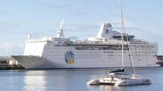 Suecia paga un trasatlántico de lujo para que vivan miles de refugiados