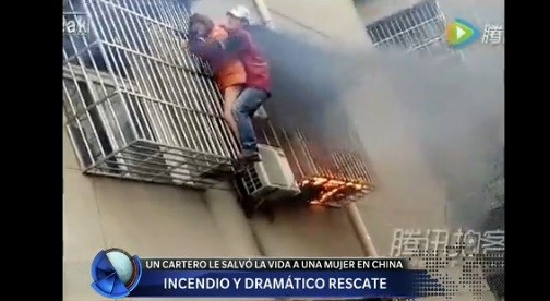 Un cartero le salvó la vida a una mujer atrapada en un incendio