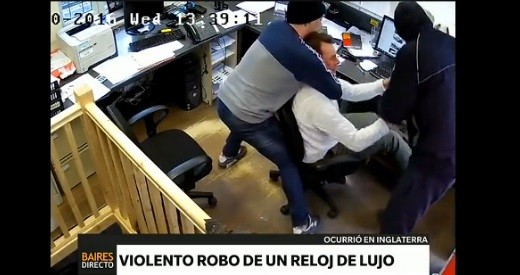 Dos ladrones casi estrangulan a un hombre para sacarle el reloj