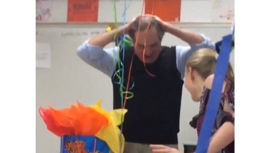 EsViral: la sorpresa que emocionó a un profesor hasta las lágrimas