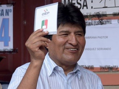 Sigue el recuento de votos en Bolivia: estrecha ventaja del No a la reelección