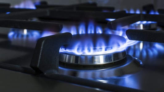 Aranguren confirmó que el aumento del gas llegará antes del invierno