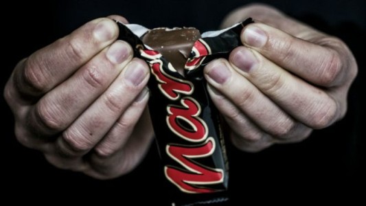 Mars retira productos del mercado en 55 países por plástico en chocolates