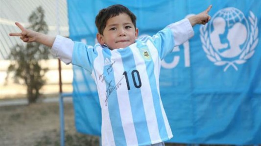 Messi cumplió el sueño del niño afgano, que tenía una camiseta de plástico