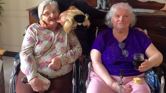 Vicky Xipolitakis, de visita en un hogar de ancianos