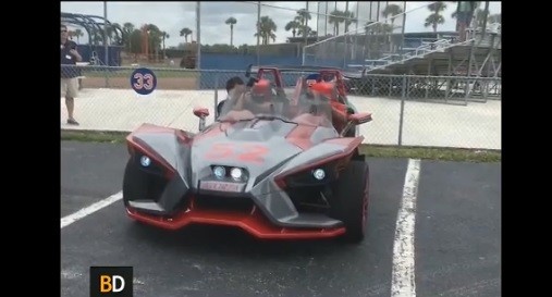 Fue a entrenar con su "Batimóvil"