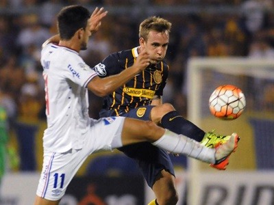 Con un penal polémico Central sacó un empate como local ante Nacional de Montevideo