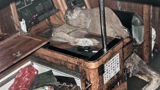 En un yate a la deriva encontraron el cuerpo momificado del capitán