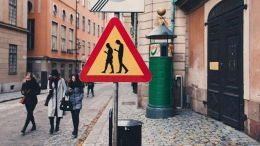 Suecia incorpora nueva señal de tránsito: "Cuidado, gente mirando el celular"