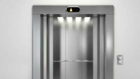 Una mujer murió en un ascensor tras quedar encerrada más de un mes