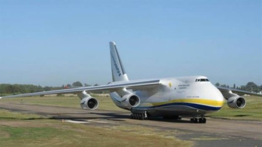 Aterrizó en Rosario el segundo avión más grande del mundo