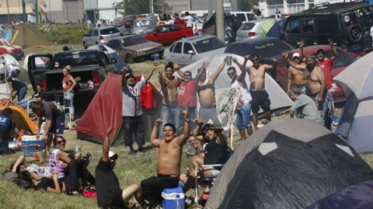 Con Fernet y música, los ricoteros coparon Tandil a la espera del show del Indio