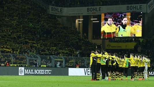 Emotivo gesto por la muerte de un hincha durante un partido