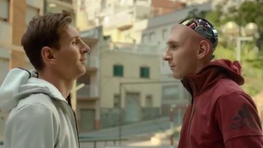 Messi encontró a su robot jugando un partido callejero