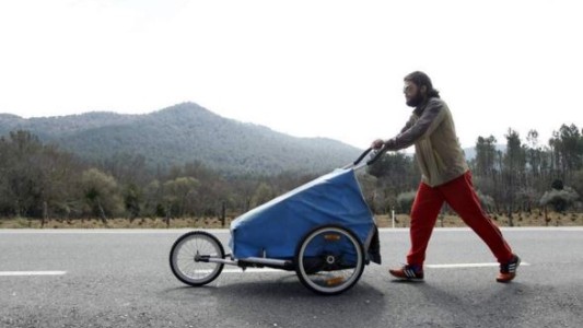 Un español, a punto de completar la vuelta al mundo a pie para documentar el cambio climático