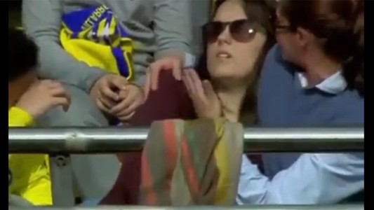 El pelotazo de Messi que "noqueó" a una hincha del Villarreal