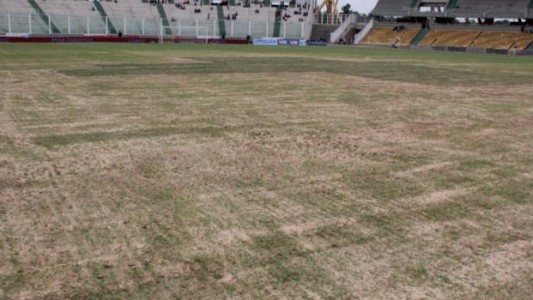 Agüero, sobre el mal estado del campo en el Kempes: "Habrá que pensar que estamos jugando en inferiores"