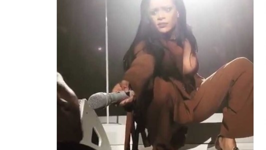 Así reaccionó Rihanna cuando hizo cantar a un fan en medio de un show